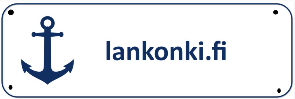 Mittatilauksena valmistettu puinen lankonki veneen ja laiturin välissä